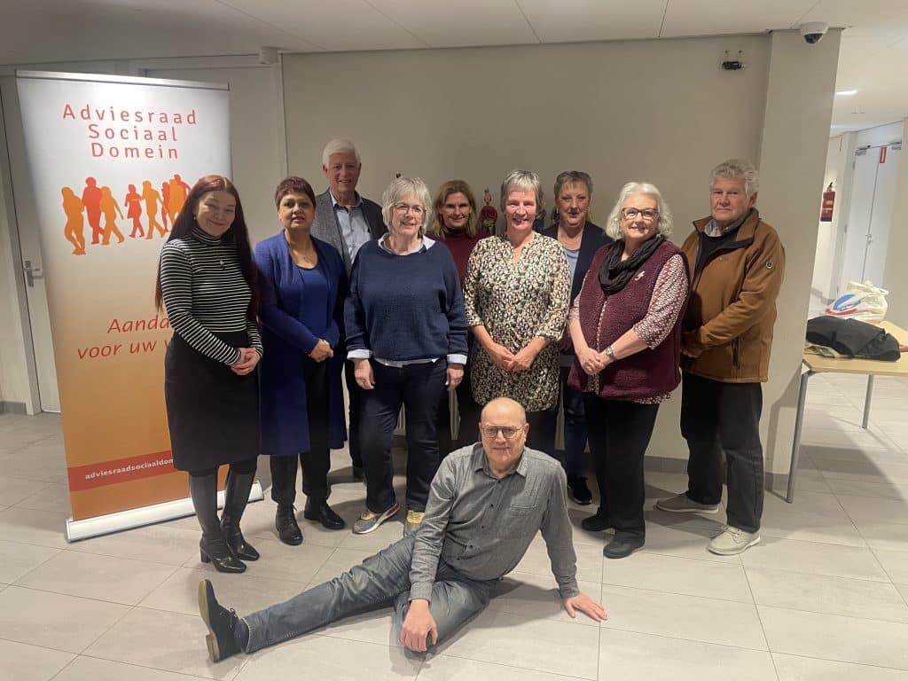 Foto leden Adviesraad.
Voorgrond: Ad van Winden. Staand vlnr: oud -lid Lisa Coronado Fernández, Ursila Soebhan, voorzitter Piet van Adrichem, Dorien Krom, Daniëlle van der Eerden, Sandra van Overveld, Coby de Koning, Monique Dekker en oud-lid Jos Arends. 
Ricardo Bronsgeest mist op deze foto.